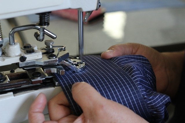 mesas con máquinas de coser